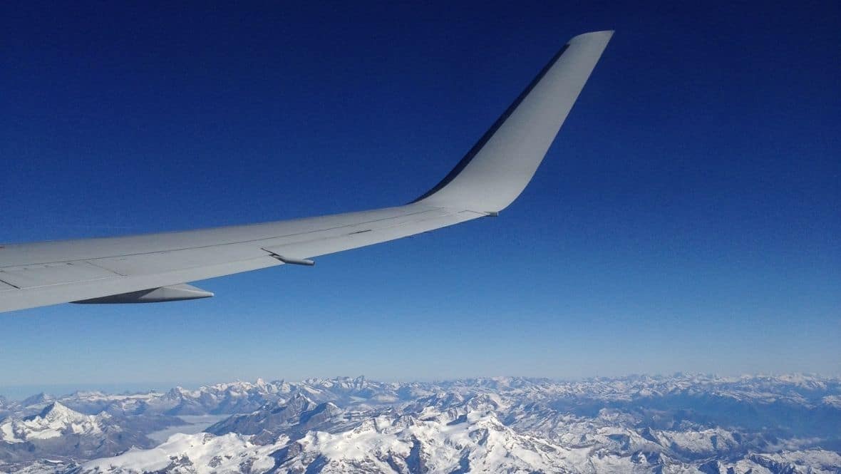 ala de avión, vista desde la ventanilla, y el apisaje es el cordillera de los andes chilena