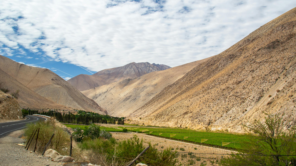 paisaje-carretera-valle-del-elqui-coquimbo-chile-viajes-baratos-fuera-de-temporada